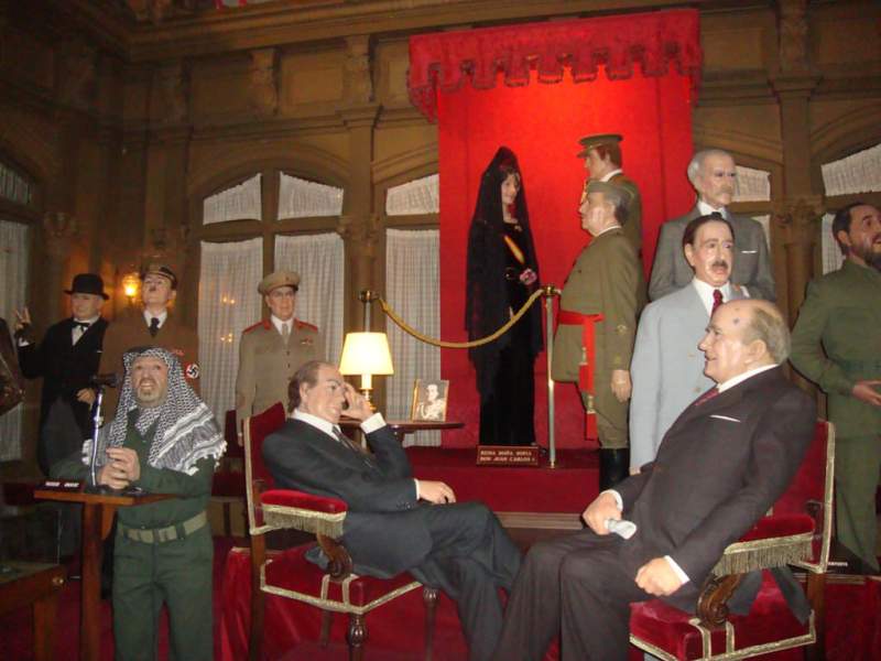 Museo de cera de barcelona. the world leaders section at Wax museum barcelona